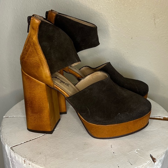 Free People black suede and tan leather platform 3” heel. Size 9.5 (39 euro) - Picture 3 of 5